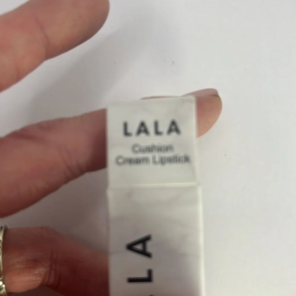 💥 Give Them Lala Matte Lipstick – Cushion Cream Lipstick in 